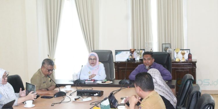 Bupati Merlan S. Uloli saat menerima tim pemuktahiran Gorontalo Satu Data yang dipimpin oleh Kepala Badan Pengembangan Sumber Daya Manusia (BPSDM) Provinsi Gorontalo, Budiyanto Sidiki di Ruang Rapat Bupati, Selasa (3/12/2024). (Foto Yudi/Prokopim)