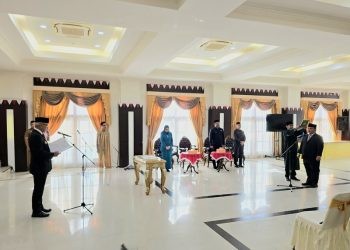 Pj Gubernur Gorontalo Rudy Salahuddin saat melantik Reflin Buata sebagai Kepala Dinas Dukcapil PMD Provinsi Gorontalo, Senin (2/12/2024). (Foto Adit Diskominfotik)