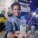 Pemilik mobil yang menunjukkan Pertalite yang bercampur air usai mengisi BBM di SPBU Marisa, Kamis malam (5/12/2024).(Foto Irfan/Istimewa)
