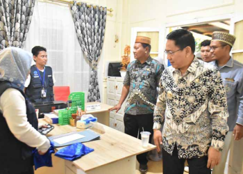 Peninjau Sentra Layanan oleh Pjs Bupati Syukri Botutihe. Foto Humas
