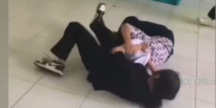 Tangkapan layar dua siswi SMP di Gorontalo sedang berkelahi yang viral di media sosial.(Istimewa)