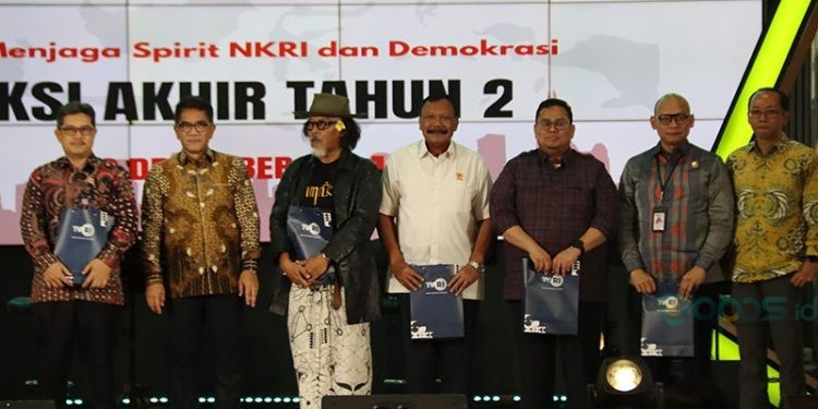 Direktur TVRI, Iman Brotoseno (kedua kiri) berpose bersama dengan mitra TVRI dalam pelaksanaan refleksi TVRI 2024.(Dok. TVRI)