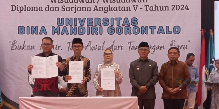 Rektor UBM Gorontalo, Titin Dunggio (tengah) melakukan pendatanganan kerja sama dengan Baznas Provinsi Gorontalo yang turut disaksikan Pj Wali Kota Gorontalo, Ismail Madjid, dan Ketua Yayasan Bina Mandiri, Azis Rachman.