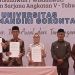 Rektor UBM Gorontalo, Titin Dunggio (tengah) melakukan pendatanganan kerja sama dengan Baznas Provinsi Gorontalo yang turut disaksikan Pj Wali Kota Gorontalo, Ismail Madjid, dan Ketua Yayasan Bina Mandiri, Azis Rachman.