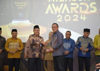 Warek UNG bidang Umum dan Keuangan Moh. Hidayat Koniyo saat menerima penghargaan, Kamis (19/12/2024).(Foto UNG)