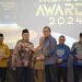 Warek UNG bidang Umum dan Keuangan Moh. Hidayat Koniyo saat menerima penghargaan, Kamis (19/12/2024).(Foto UNG)