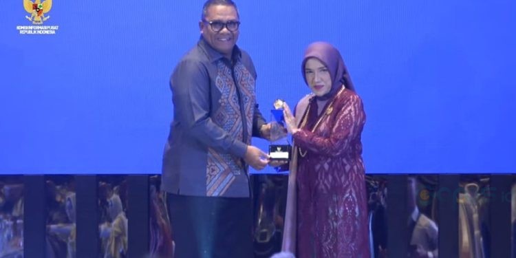 Rektor UNG Prof Eduart Wolok menerima penghargaan dari KIP RI di Jakarta (Foto UNG)