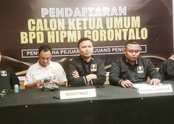 Ketua SC (Streering Committee) Musda ke VII BPD HIPMI Gorontalo, Nurbadri Pakaya bersama anggota SC ketika membacakan surat keputusan penetapan calon Ketua Umum BPD HIPMI Gorontalo