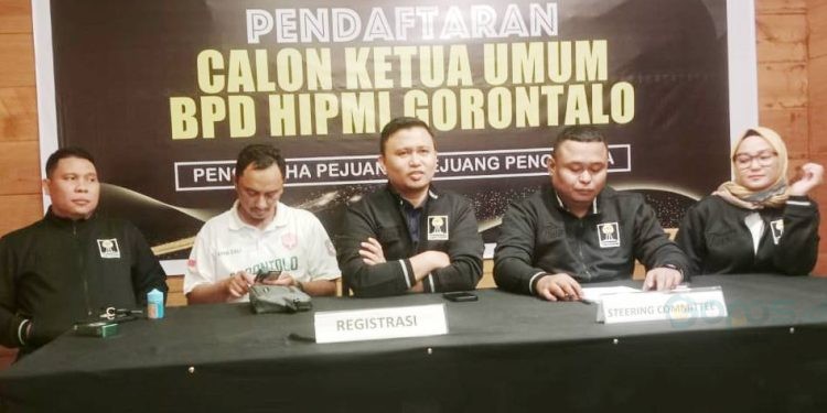 Ketua SC (Streering Committee) Musda ke VII BPD HIPMI Gorontalo, Nurbadri Pakaya bersama anggota SC ketika membacakan surat keputusan penetapan calon Ketua Umum BPD HIPMI Gorontalo