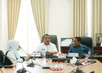 Pj Sekda Bone Bolango, Reflin Buata saat membuka kegiatan Asistensi dan Pendampingan Proyeksi Monev Keterbukaan Informasi Publik tahun 2025 oleh Komisi Informasi Daerah di Ruang Rapat Bupati Bone Bolango, Rabu (18/12/2024). (Foto Onal/Prokopim)