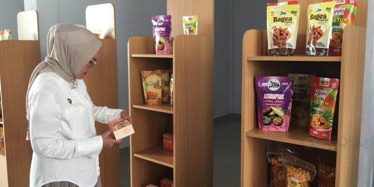 Bupati Merlan S. Uloli saat berbelanja di UMKM Center Bone Bolango yang baru saja diresmikan, Sabtu (28/12/2024). (Foto Indra/Gopos)