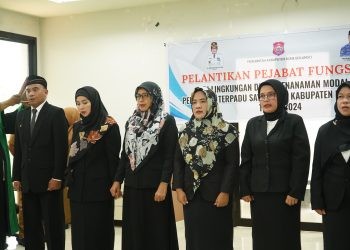 Lima pejabat fungsional saat mengucapkan sumpah janji jabatan pada prosesi pelantikan yang dilaksanakan di Mall Pelayanan Publik, Selasa (31/12/2024). (Foto Onal/Prokopim)