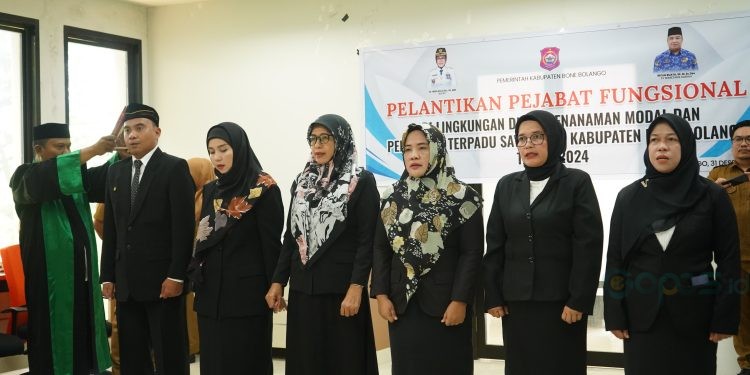 Lima pejabat fungsional saat mengucapkan sumpah janji jabatan pada prosesi pelantikan yang dilaksanakan di Mall Pelayanan Publik, Selasa (31/12/2024). (Foto Onal/Prokopim)