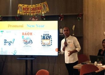 Ketua panitia New Year's Party Yulia Hotel Gorontalo Iwan Azis saat menjelaskan konsep perayaan malam tahun baru 2025, Senin (2/12/2024).(Foto Sari Gopos)