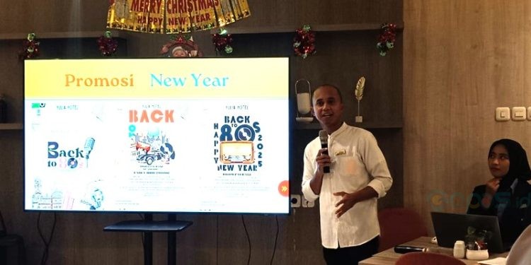 Ketua panitia New Year's Party Yulia Hotel Gorontalo Iwan Azis saat menjelaskan konsep perayaan malam tahun baru 2025, Senin (2/12/2024).(Foto Sari Gopos)