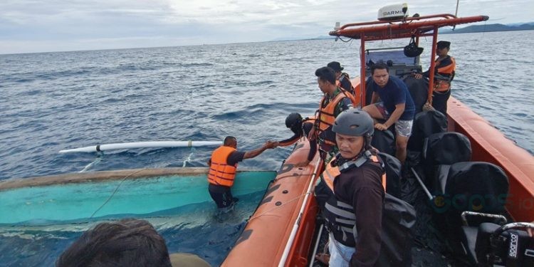 Seorang nelayan Pohuwato saat dievakuasi tim SAR usai perahunya terbalik dihantam angin kencang, Minggu (22/12/2024).(Foto SAR)
