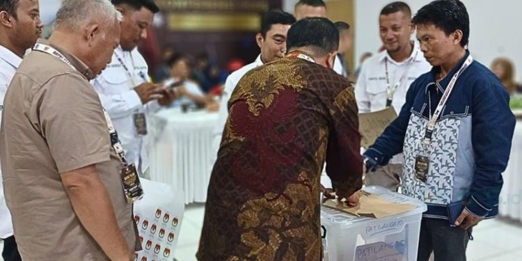 Bawaslu Pohuwato awasi rekapitulasi hasil pilkada 2024, berlangsung di gedung KPU Pohuwato, Selasa (03/12/2024) malam (Humas Bawaslu)