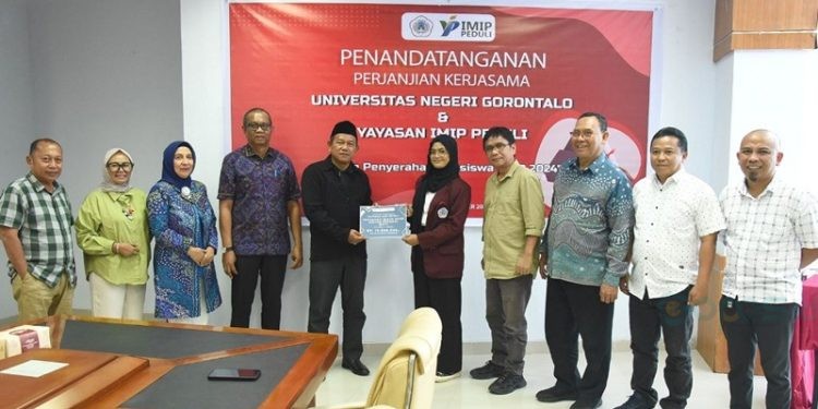 Beasiswa diberikan secara simbolis oleh PT IMIP kepada enam mahasiswa Fakultas Teknik UNG, Sabtu (21/12/2024).(Foto UNG)