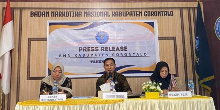 Kepala BNN Kabupaten Gorontalo, Abdul Karim Engahu (tengah). (Foto:Abin/Gopos)