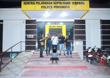 Buronan kasus pencabulan beruinisial UB (jongkok) saat diamankan di Polres Pohuwato.(Foto dok Polda Gorontalo)