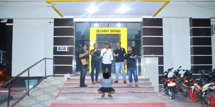 Buronan kasus pencabulan beruinisial UB (jongkok) saat diamankan di Polres Pohuwato.(Foto dok Polda Gorontalo)