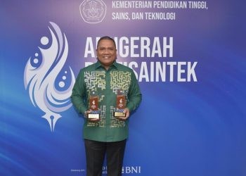 Rektor UNG Eduart Wolok usai menerima penghargaan Gold Winner dan Silver Winner pada Anugrah Diktisaintik 2024.(Foto UNG)