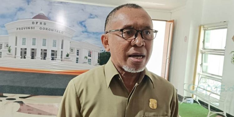 Wakil Ketua DPRD Provinsi Gorontalo, La Ode Haimudin  saat diwawancarai awak media. (foto.Sari/gopos)