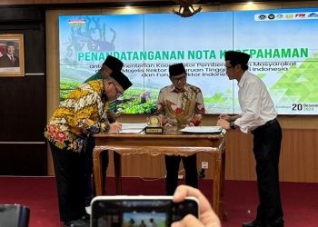 Rektor UNG yang mewakili MRPTNI Eduart Wolok melakukan penandatanganan MoU bersama Menko PMK terkait implementasi program makan siang bergizi.(Foto UNG)