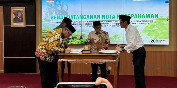 Rektor UNG yang mewakili MRPTNI Eduart Wolok melakukan penandatanganan MoU bersama Menko PMK terkait implementasi program makan siang bergizi.(Foto UNG)