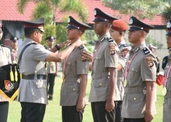Wakapolda Gorontalo Brigjen Pol Simson Zet Ringu secara simbolis melantik bintara baru Polri di SPN Polda Gorontalo, Rabu (18/12/2024).(Foto Humas Polda)