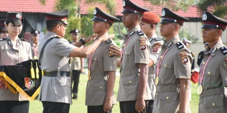 Wakapolda Gorontalo Brigjen Pol Simson Zet Ringu secara simbolis melantik bintara baru Polri di SPN Polda Gorontalo, Rabu (18/12/2024).(Foto Humas Polda)