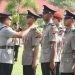 Wakapolda Gorontalo Brigjen Pol Simson Zet Ringu secara simbolis melantik bintara baru Polri di SPN Polda Gorontalo, Rabu (18/12/2024).(Foto Humas Polda)