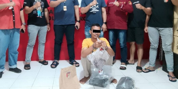 YP (28) tersangka pembunuhan Haris Nisabu saat diamankan di Polres Gorontalo.(Istimewa)