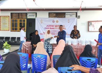 Salah warga mewakili kaum duafa menerima bantuan dari penambang rakyat Pohuwato, Jum'at (20/12/2024) (Yusuf/GOPOS)