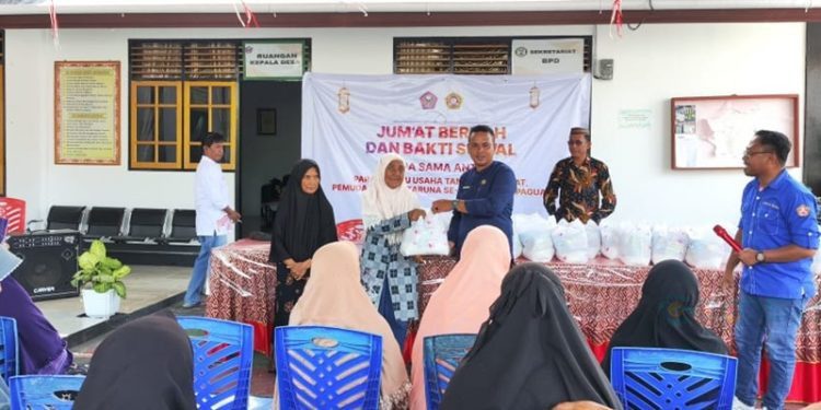 Salah warga mewakili kaum duafa menerima bantuan dari penambang rakyat Pohuwato, Jum'at (20/12/2024) (Yusuf/GOPOS)