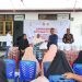 Salah warga mewakili kaum duafa menerima bantuan dari penambang rakyat Pohuwato, Jum'at (20/12/2024) (Yusuf/GOPOS)