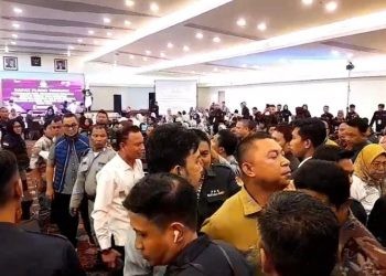Suasana rapat pleno terbuka rekapitulasi hasil perhitungan suara tingkat Kota Gorontalo yang diwarnai aksi ketegangan.(Foto Putra Gopos)
