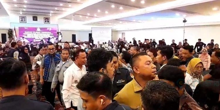 Suasana rapat pleno terbuka rekapitulasi hasil perhitungan suara tingkat Kota Gorontalo yang diwarnai aksi ketegangan.(Foto Putra Gopos)