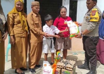 Suleman Datau dapat bantuan sembako dari Kepolisian Resor Bone Bolango melalui Polsek Bone Raya, Senin (6-1-2025).