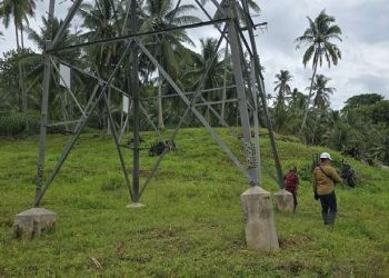 PLN UIP3B Sulawesi gerak cepat tangani tower miring akibat hantaman longsor. Hantaman longsor diketahui menghantam rumah salah satu warga di Kabupaten Gorontalo, Ahad 26-1-2025.