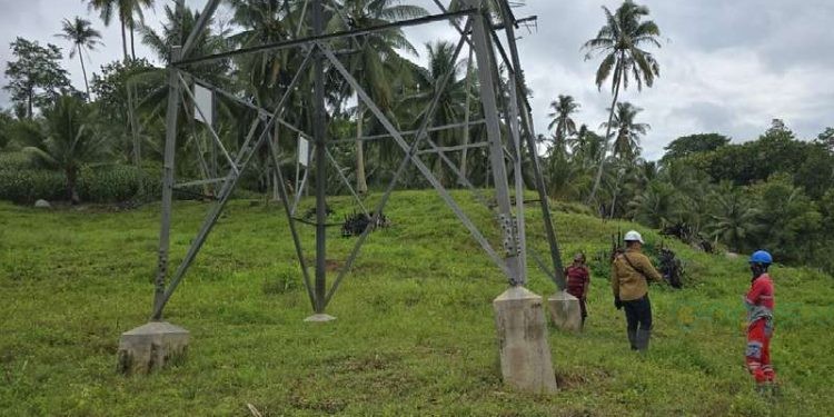 PLN UIP3B Sulawesi gerak cepat tangani tower miring akibat hantaman longsor. Hantaman longsor diketahui menghantam rumah salah satu warga di Kabupaten Gorontalo, Ahad 26-1-2025.
