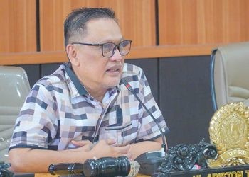 Ketua Komisi III DPRD Kota Gorontalo, Ariston Tilameo saat memimpin rapat kerja pencegahan banjir di Kota Gorontalo, Jumat (31/1/2025)