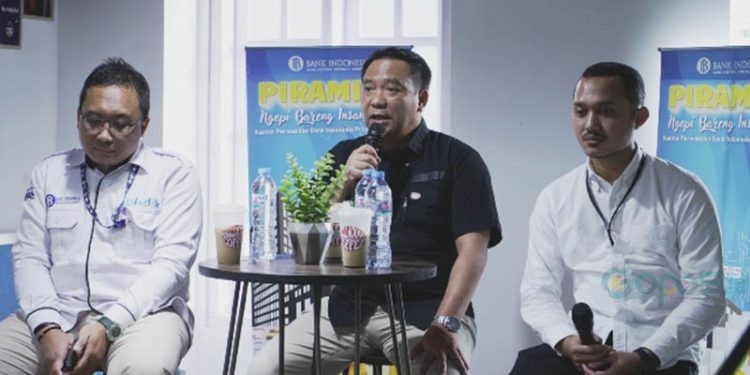 Kepala KPw BI Gorontalo, Dian Nugraha (tengah) didampingi Deputi Kepala KPw BI Gorontalo, Ciptoning Suryo Condro (kiri) pada ngopi bareng media, Rabu (16/1/2025).