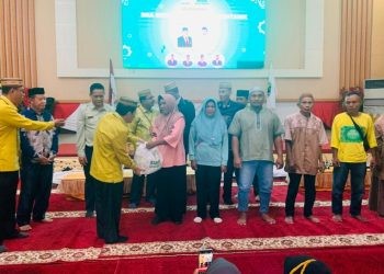 Ketua Baznas Provinsi Gorontalo Hamka Arbie saat membagi-bagikan sembako kepada perwakilan petugas kebersihan dalam kegiatan doa bersama HUT ke-24 Baznas, Kamis (23/1/2025).(Foto Rama Gopos)
