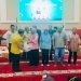 Ketua Baznas Provinsi Gorontalo Hamka Arbie saat membagi-bagikan sembako kepada perwakilan petugas kebersihan dalam kegiatan doa bersama HUT ke-24 Baznas, Kamis (23/1/2025).(Foto Rama Gopos)