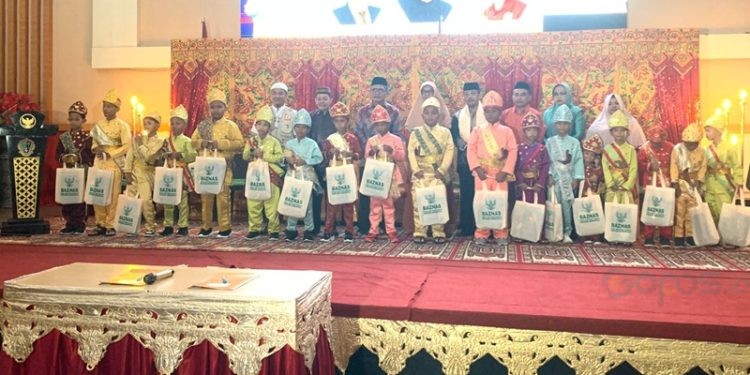 Sedikitnya 18 anak dari kalangan kurang mampu di Kelurahan Buladu, Kecamatan Kota Barat, Kota Gorontalo mengikuti khitanan massal.(Foto Rama Gopos)