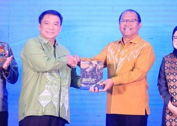 Kepala Perwakilan BI Provinsi Gorontalo, Dian Nugraha (kiri) menyerahkan buku UMKM kepada Sekretaris Daerah Provinsi Gorontalo, Sofyan Ibrahim (kanan). (Putra/Humas BI Gorontalo)