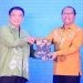 Kepala Perwakilan BI Provinsi Gorontalo, Dian Nugraha (kiri) menyerahkan buku UMKM kepada Sekretaris Daerah Provinsi Gorontalo, Sofyan Ibrahim (kanan). (Putra/Humas BI Gorontalo)