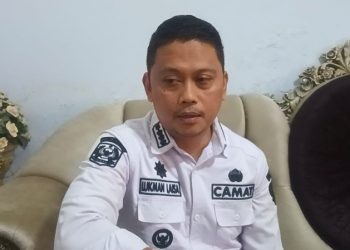 Camat Sipatana Lukman Laisa, saat klarifikasi dugaan pencemaran nama baik terhadap salah satu Lurah di Kecamatan Sipatana, Kota Gorontalo. (Foto:Uki/Gopos)