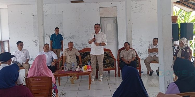 Anggota DPD RI, Syarif Mbuinga, saat kunjungan kerja di Transmigran Nawacita Desa Lito, Kecamatan Paguyaman Pantai, Boalemo, Rabu (8/1/2025) (Yusuf/Gopos)